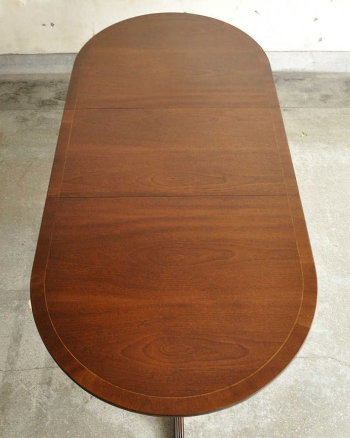 アンティークのテーブル　アンティーク家具　美しい脚が特徴的なアンティークの英国家具、伸張式のダイニングテーブル。天板もピカピカにお直ししました。(m-641-f)