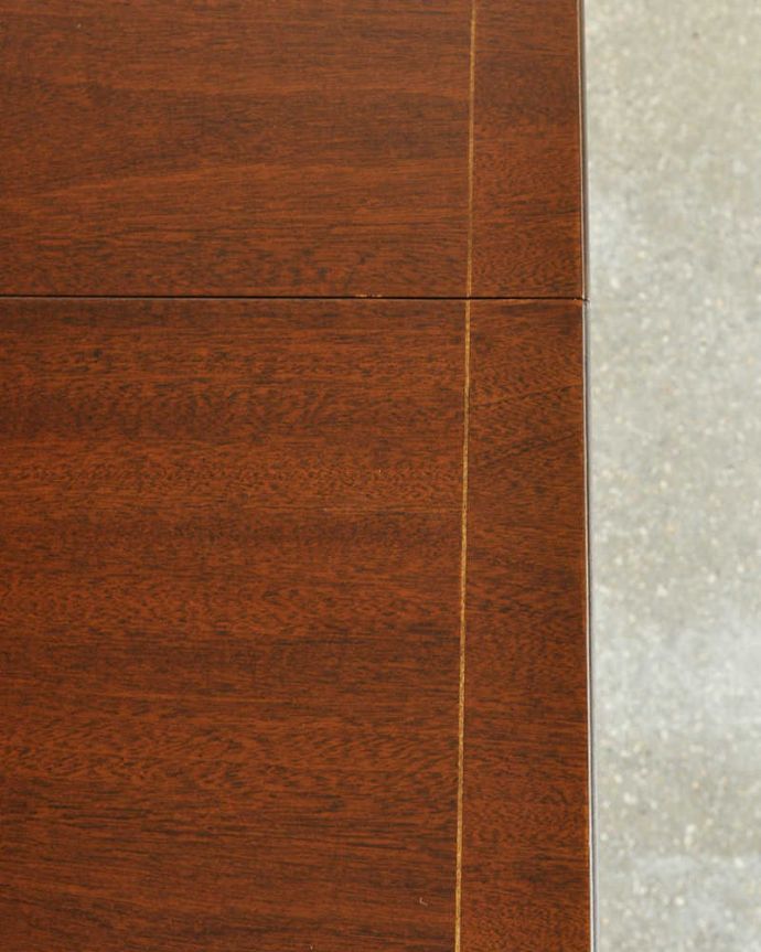 アンティークのテーブル　アンティーク家具　美しい脚が特徴的なアンティークの英国家具、伸張式のダイニングテーブル。シンプルな木目がカッコイイ天板を近くで見てみるとこんな感じ。(m-641-f)