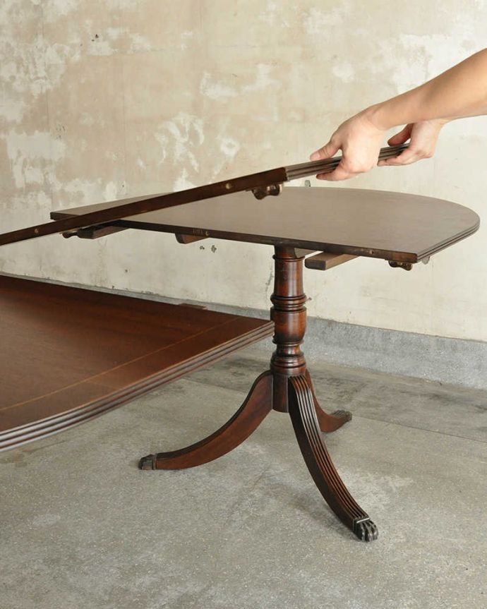 アンティークのテーブル　アンティーク家具　美しい脚が特徴的なアンティークの英国家具、伸張式のダイニングテーブル。あっという間にサイズ変更OK！天板の真ん中に天板を足すだけ。(m-641-f)