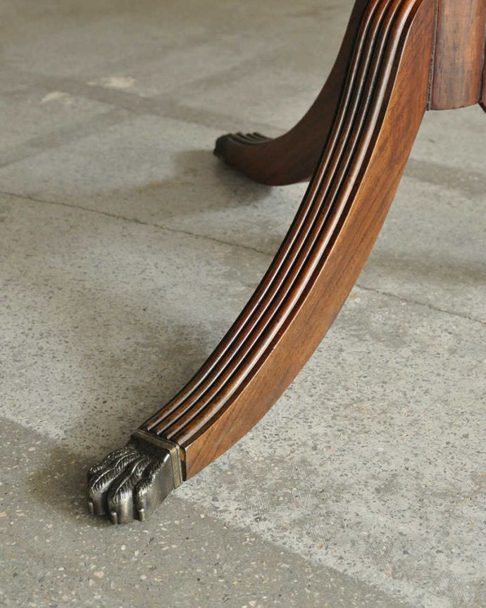 アンティークのテーブル　アンティーク家具　美しい脚が特徴的なアンティークの英国家具、伸張式のダイニングテーブル。持ち上げなくても移動できます！Handleのアンティークは、脚の裏にフェルトキーパーをお付けしていますので、持ち上げなくても床を滑らせて移動させることが出来ます。(m-641-f)