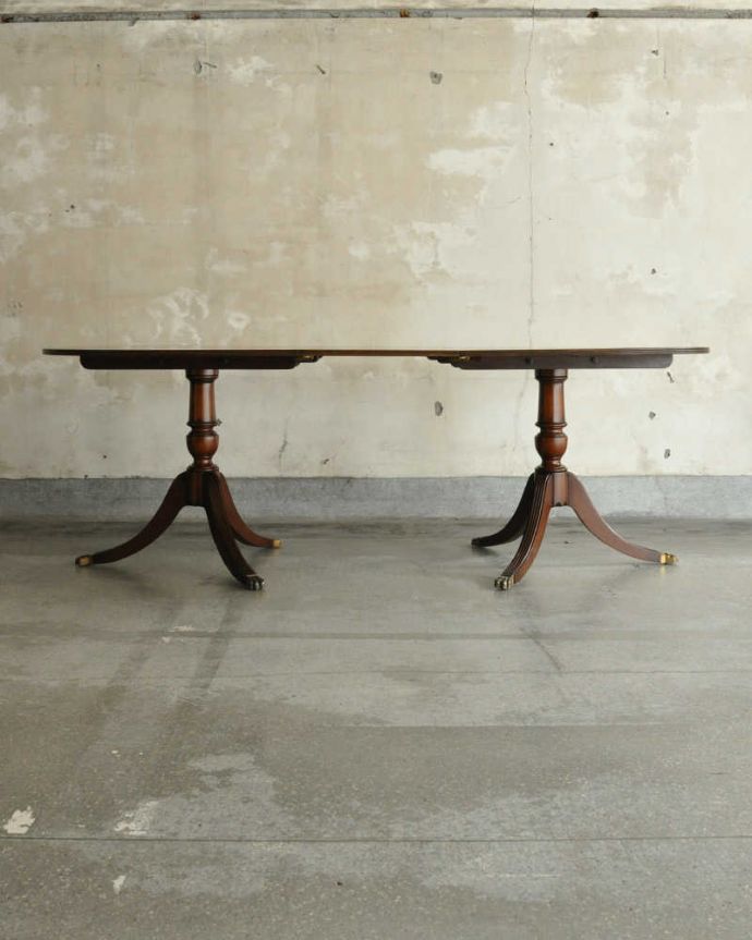 アンティークのテーブル　アンティーク家具　美しい脚が特徴的なアンティークの英国家具、伸張式のダイニングテーブル。天板を足すと･･･かなり大きなサイズになるので、大人数で使えます。(m-642-f)