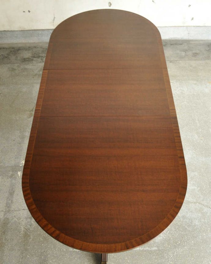 アンティークのテーブル　アンティーク家具　美しい脚が特徴的なアンティークの英国家具、伸張式のダイニングテーブル。天板もピカピカにお直ししました。(m-642-f)