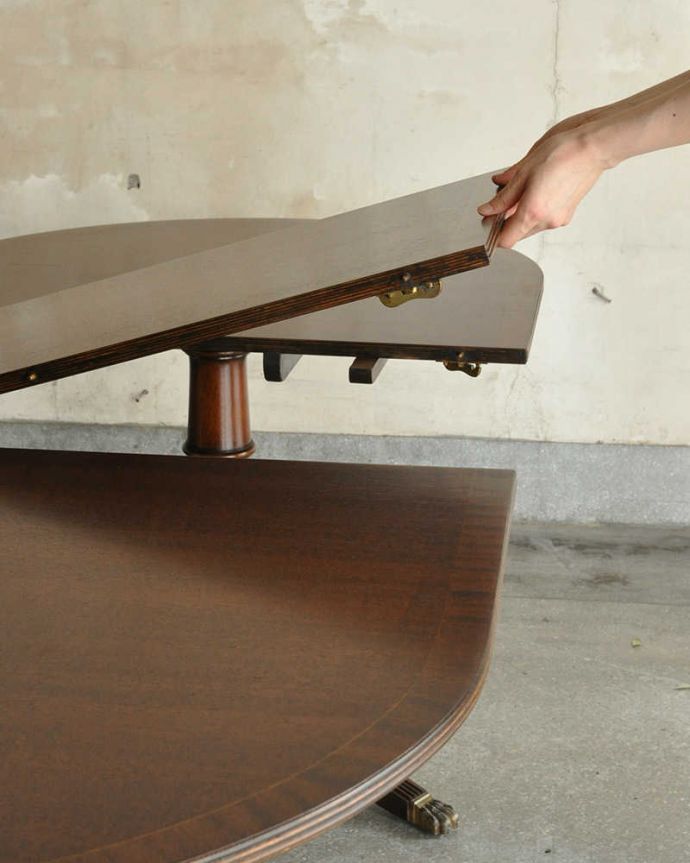 アンティークのテーブル　アンティーク家具　美しい脚が特徴的なアンティークの英国家具、伸張式のダイニングテーブル。あっという間にサイズ変更OK！天板の真ん中に天板を足すだけ。(m-642-f)