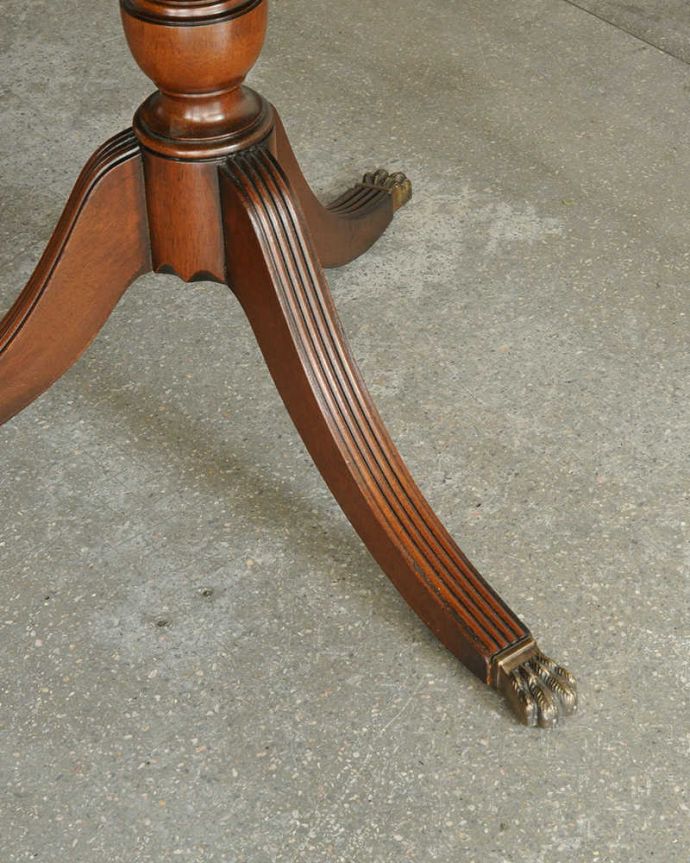 アンティークのテーブル　アンティーク家具　美しい脚が特徴的なアンティークの英国家具、伸張式のダイニングテーブル。持ち上げなくても移動できます！Handleのアンティークは、脚の裏にフェルトキーパーをお付けしていますので、持ち上げなくても床を滑らせて移動させることが出来ます。(m-642-f)