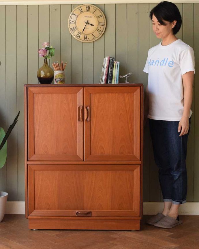 G-PLAN(Gプラン)　アンティーク家具　G-PLANのテレビキャビネット、使いやすいヴィンテージ家具（TVボード）。人気のヒミツは北欧スタイルのデザインやっぱりスッキリとカッコイイ北欧デザインが人気のサイドボード。(m-643-f)