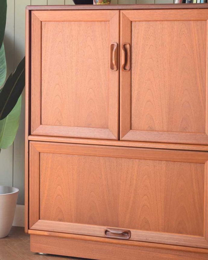 G-PLAN(Gプラン)　アンティーク家具　G-PLANのテレビキャビネット、使いやすいヴィンテージ家具（TVボード）。ヴィンテージ家具らしいあたたかさ。(m-643-f)