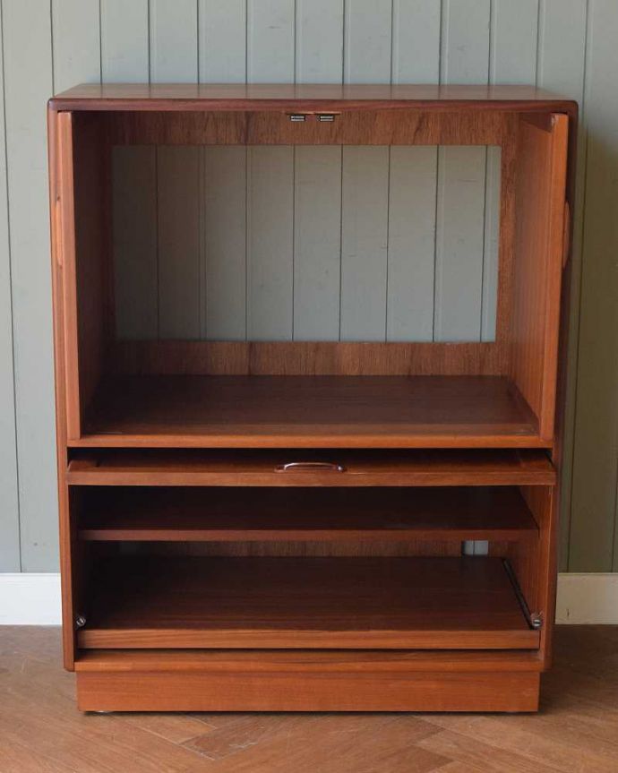 G-PLAN(Gプラン)　アンティーク家具　G-PLANのテレビキャビネット、使いやすいヴィンテージ家具（TVボード）。扉の奥はたっぷり収納扉を開けると、中にテレビを入れても電気配線コードが出せて、熱もこもらないように背板がくりぬいてある実力派です。(m-643-f)