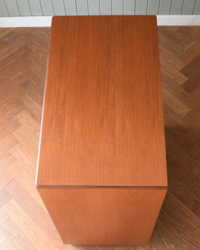 G-PLAN(Gプラン)　アンティーク家具　G-PLANのテレビキャビネット、使いやすいヴィンテージ家具（TVボード）。天板の塗装もキレイに仕上げましたヴィンテージの家具は修復方法が様々。(m-643-f)