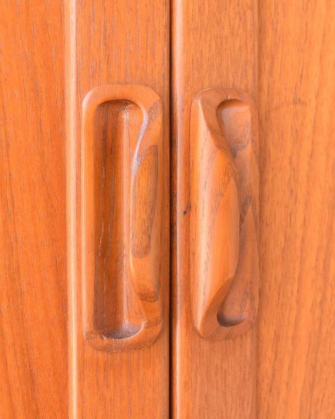 G-PLAN(Gプラン)　アンティーク家具　G-PLANのテレビキャビネット、使いやすいヴィンテージ家具（TVボード）。デザインの一部になっている取っ手取っ手のデザインもシンプルかつ機能的に。(m-643-f)