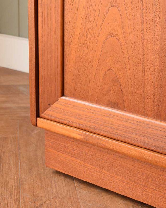 G-PLAN(Gプラン)　アンティーク家具　G-PLANのテレビキャビネット、使いやすいヴィンテージ家具（TVボード）。実はキャスターが隠れています脚先にはキャスターが。(m-643-f)