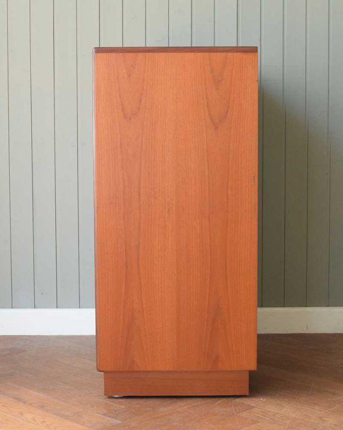 G-PLAN(Gプラン)　アンティーク家具　G-PLANのテレビキャビネット、使いやすいヴィンテージ家具（TVボード）。横から見てもスッキリどこから見てもスッキリとしてステキなヴィンテージ。(m-643-f)