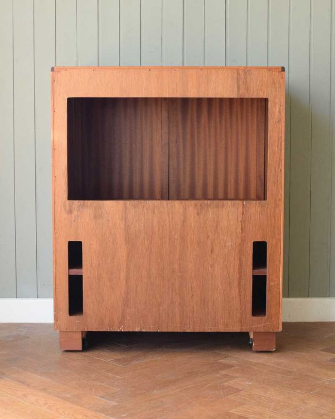 G-PLAN(Gプラン)　アンティーク家具　G-PLANのテレビキャビネット、使いやすいヴィンテージ家具（TVボード）。もちろん後ろ姿もキレイですビンテージは新品ではないので、もちろん経年変化によるキズはあります。(m-643-f)