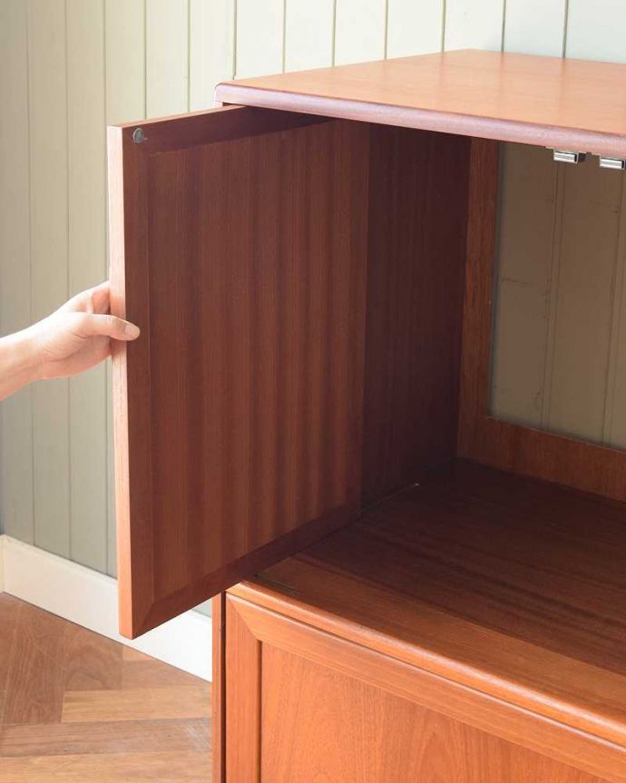 G-PLAN(Gプラン)　アンティーク家具　G-PLANのテレビキャビネット、使いやすいヴィンテージ家具（TVボード）。テレビを見るときはスッキリ収納扉はそのままスライドさせて中に入れることが出来るんです。(m-643-f)