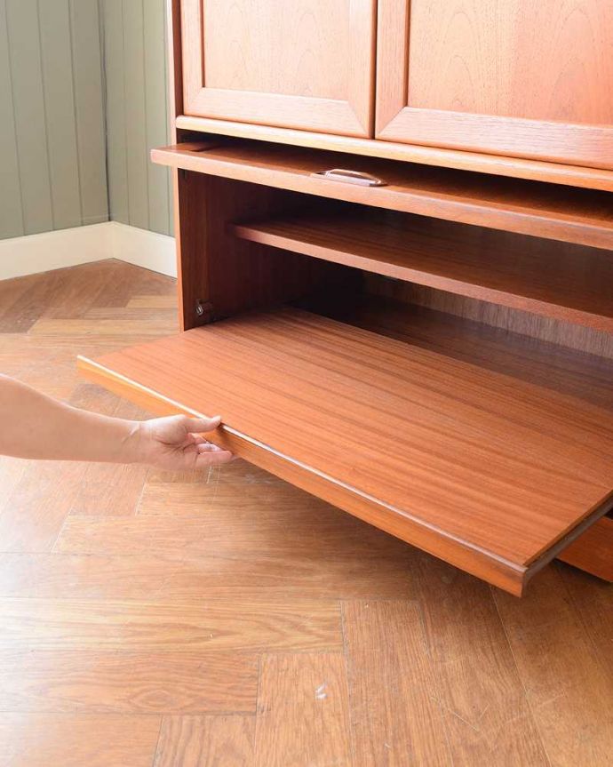 G-PLAN(Gプラン)　アンティーク家具　G-PLANのテレビキャビネット、使いやすいヴィンテージ家具（TVボード）。オーディオ機器も便利に収納下の扉を開けると、スライドでトレイを引っ張り出すことが出来ます。(m-643-f)