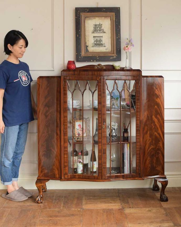 アンティークのキャビネット アンティーク家具 イギリスから到着したアンティーク家具、木目の美しさが際立つガラスキャビネット。お気に入りの本や雑貨や本を並べてみましょう。(m-644-f)