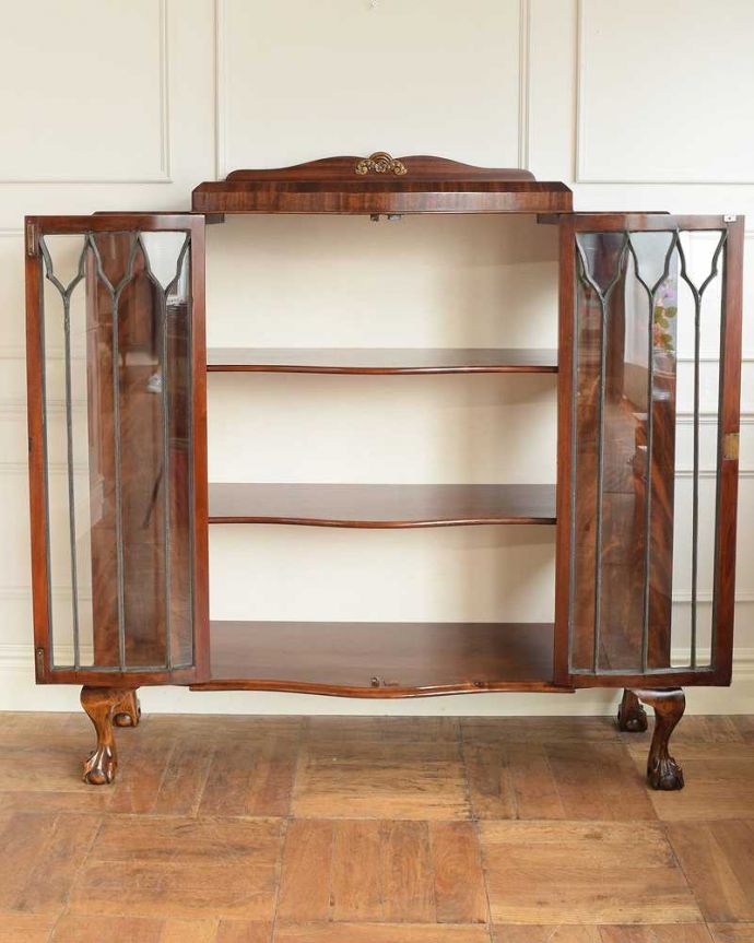 アンティークのキャビネット アンティーク家具 イギリスから到着したアンティーク家具、木目の美しさが際立つガラスキャビネット。扉の中は、しっかりと収納できる棚板重いものもたっぷり収納できる木製の棚板タイプ。(m-644-f)