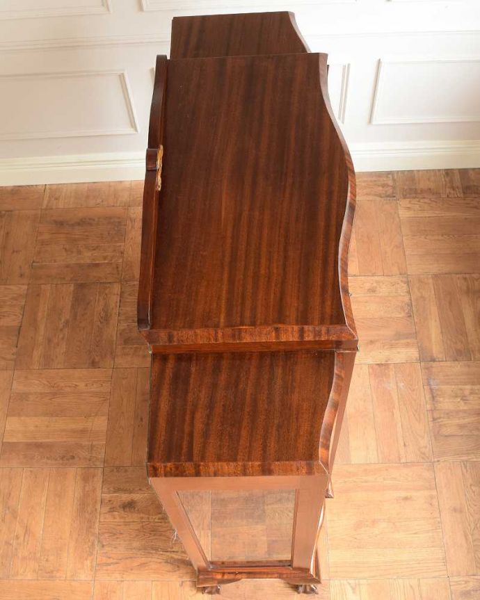 アンティークのキャビネット アンティーク家具 イギリスから到着したアンティーク家具、木目の美しさが際立つガラスキャビネット。天板もキレイに仕上げました。(m-644-f)