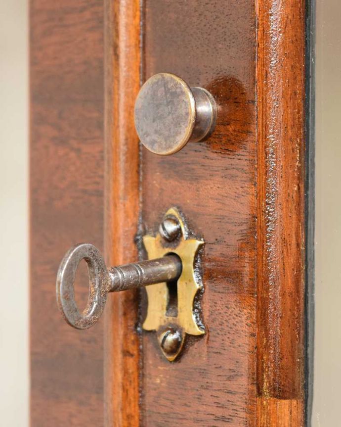 アンティークのキャビネット アンティーク家具 イギリスから到着したアンティーク家具、木目の美しさが際立つガラスキャビネット。大切なものも収納出来ますおとぎ話に出てくるような可愛いアンティークの鍵が付いています。(m-644-f)