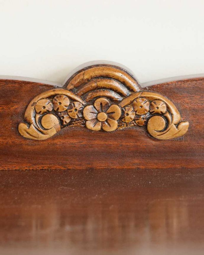 アンティークのキャビネット アンティーク家具 イギリスから到着したアンティーク家具、木目の美しさが際立つガラスキャビネット。いろんな場所にこだわり彫のデザインもいろいろです。(m-644-f)