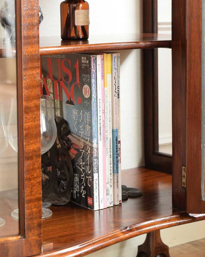 アンティークのキャビネット アンティーク家具 イギリスから到着したアンティーク家具、木目の美しさが際立つガラスキャビネット。扉の中は収納たっぷりA4サイズの雑誌までしっかり収納出来ちゃう大きさ。(m-644-f)