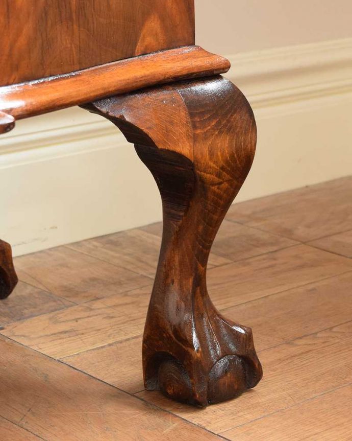 アンティークのキャビネット アンティーク家具 イギリスから到着したアンティーク家具、木目の美しさが際立つガラスキャビネット。女性1人でラクラク運べちゃうんですHandleのアンティークは、脚の裏にフェルトキーパーをお付けしています。(m-644-f)