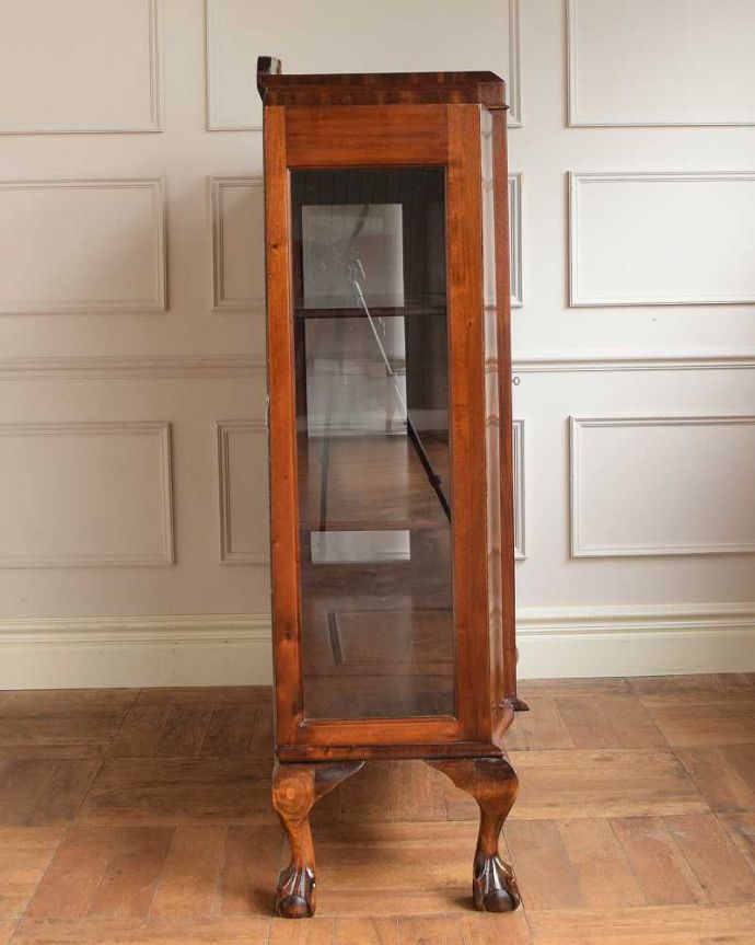 アンティークのキャビネット アンティーク家具 イギリスから到着したアンティーク家具、木目の美しさが際立つガラスキャビネット。横から見てもステキ横から見るとこんな感じ。(m-644-f)
