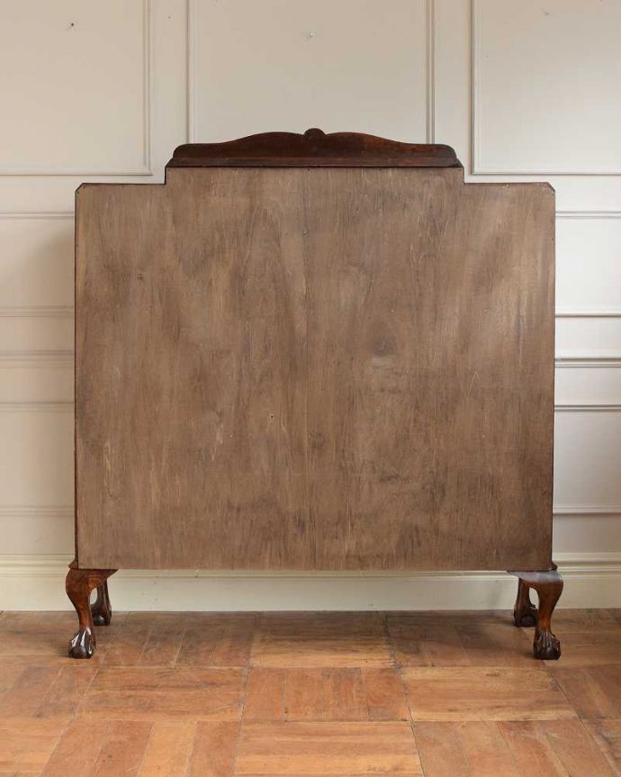 アンティークのキャビネット アンティーク家具 イギリスから到着したアンティーク家具、木目の美しさが際立つガラスキャビネット。後ろ姿にも気を使ってますアンティークは新品ではないので、もちろん経年変化によるキズはありますが、専門の職人がキレイにお直しをしているので、後ろ姿までキレイです。(m-644-f)