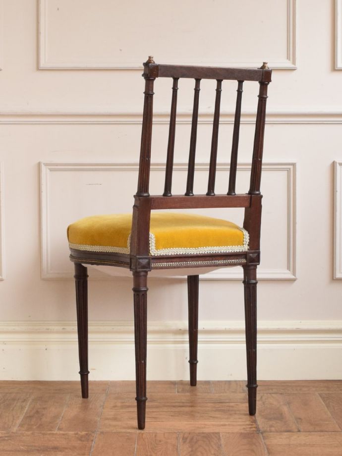 フランスアンティークの椅子の後ろ姿