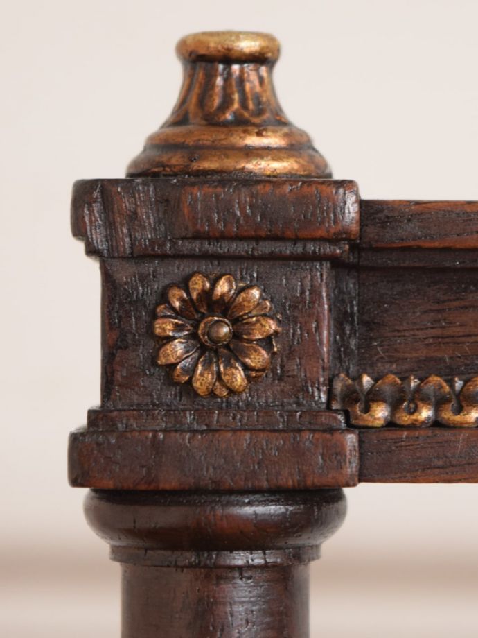 ナポレオンチェアの装飾