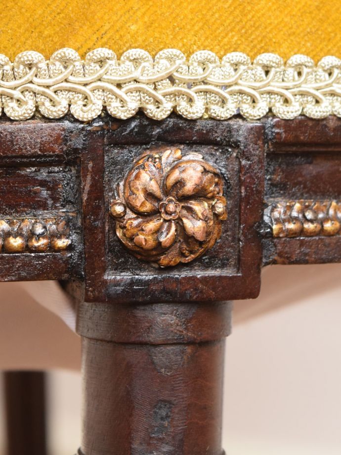 フランスアンティークチェアらしい装飾