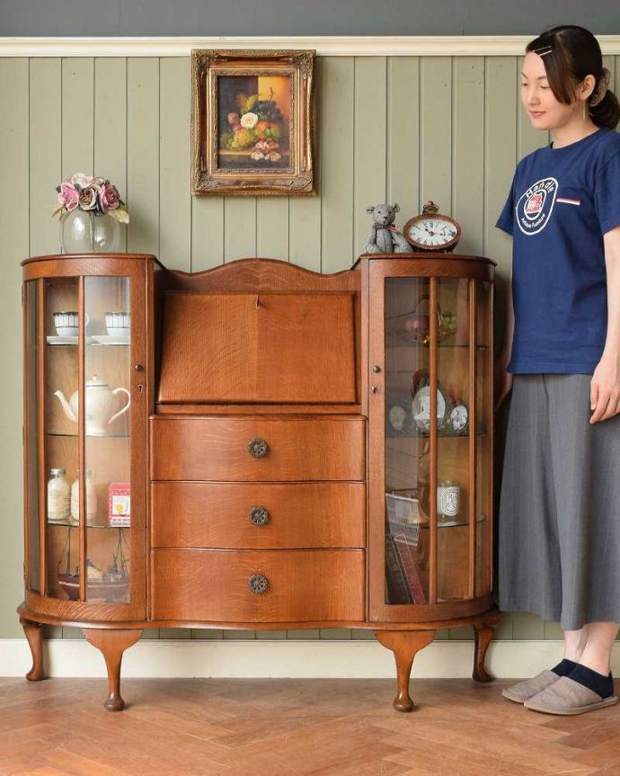 ビューロー　アンティーク家具　本棚とデスクが一つになったイギリスのアンティークサイドバイサイド。1つで3役こなしちゃう便利な家具パッと見た目はガラスキャビネットなのに、デスク機能も備えたサイドバイサイド。(m-645-f)