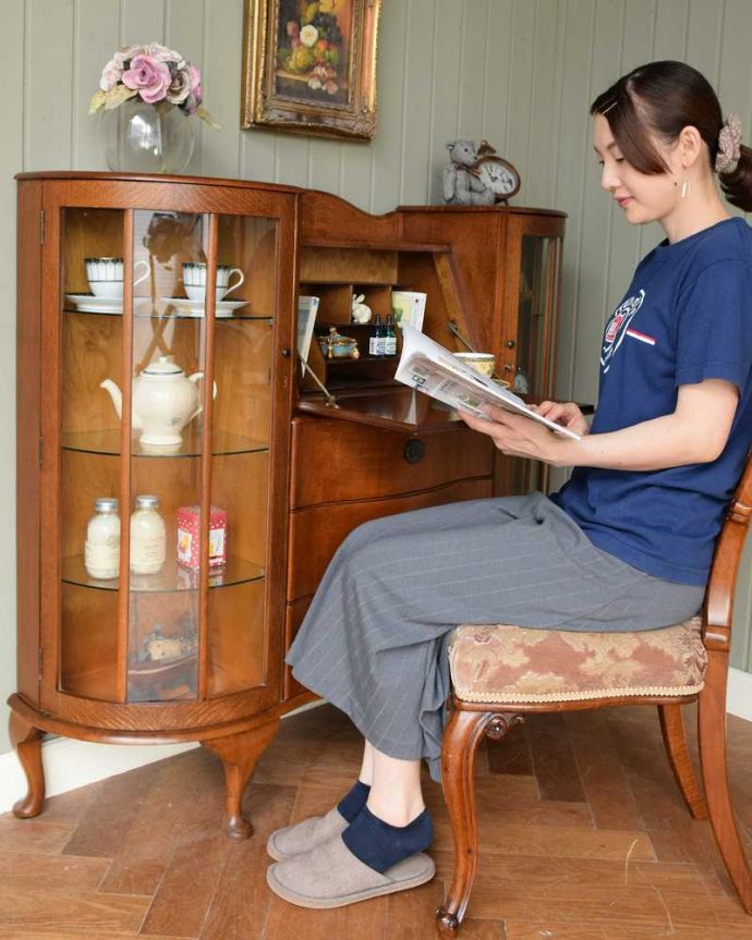 ビューロー　アンティーク家具　本棚とデスクが一つになったイギリスのアンティークサイドバイサイド。あっという間に自分だけのデスクスペース扉を前に倒すと小さなビューローが。(m-645-f)