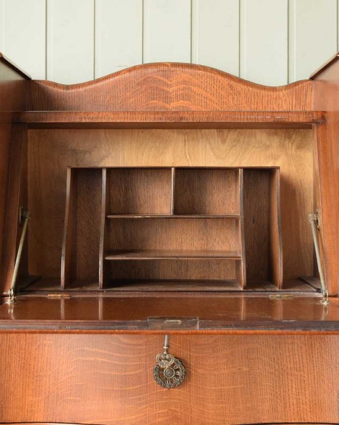 ビューロー　アンティーク家具　本棚とデスクが一つになったイギリスのアンティークサイドバイサイド。デスク部分にはお片付け上手のヒミツ細々としたものがキレイに収納できるように細かく仕切られているので、いろんなものをスッキリ片付けられます。(m-645-f)