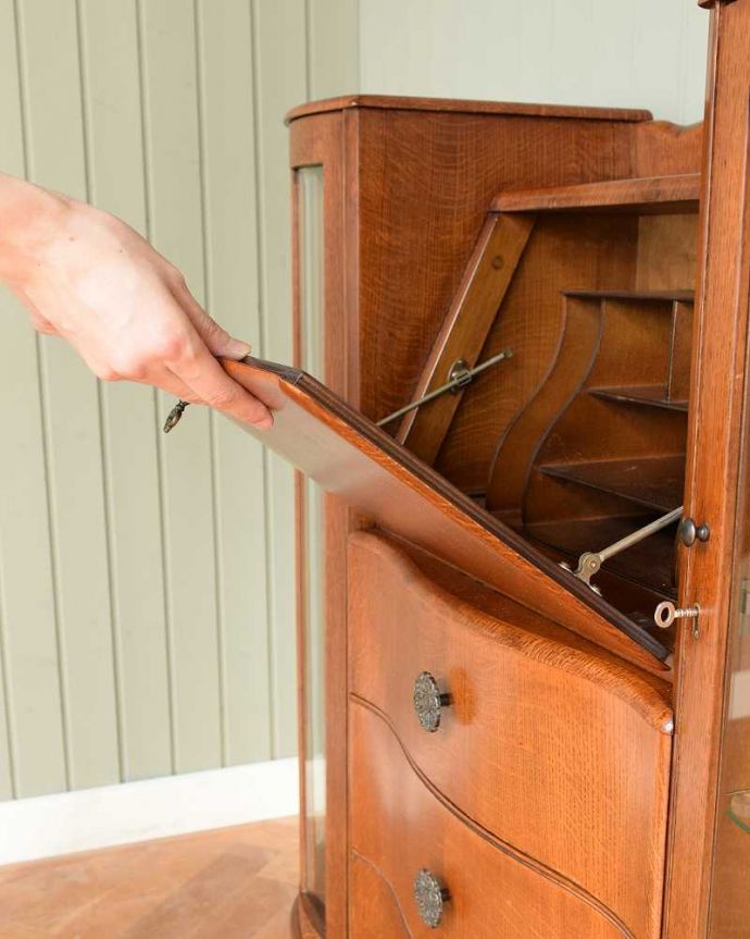 ビューロー　アンティーク家具　本棚とデスクが一つになったイギリスのアンティークサイドバイサイド。あっという間にデスクに変身フラップ扉を前に倒すだけで、あっという間にデスクが登場！どんな場所でも使えるデスクです。(m-645-f)