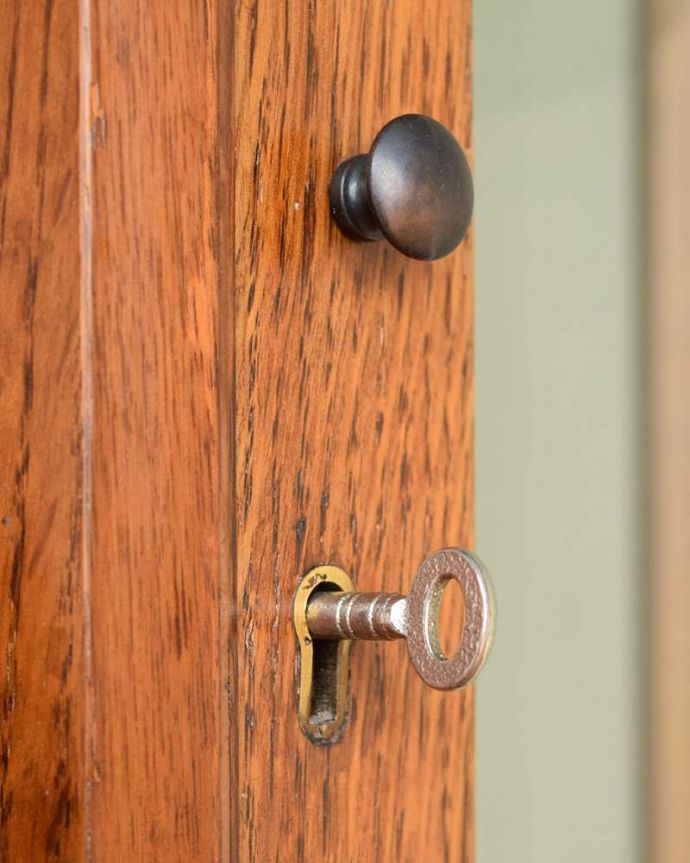 ビューロー　アンティーク家具　本棚とデスクが一つになったイギリスのアンティークサイドバイサイド。アンティークらしいデザイン取っ手のデザインも美しいです。(m-645-f)