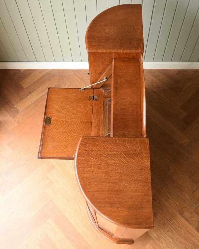 ビューロー　アンティーク家具　本棚とデスクが一つになったイギリスのアンティークサイドバイサイド。上から見てみましょう天板の上から見てみるとこんな感じで奥行きが浅い家具なんです。(m-645-f)