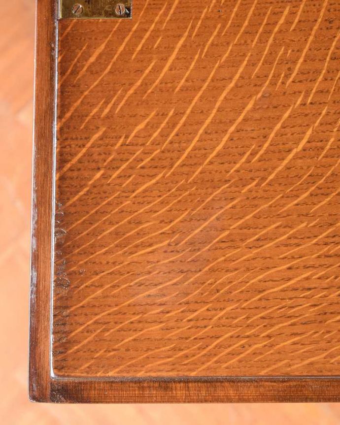 ビューロー　アンティーク家具　本棚とデスクが一つになったイギリスのアンティークサイドバイサイド。やっぱり気になるデスク部分デスク部分の天板を近づいて見てみるとこんな感じです。(m-645-f)