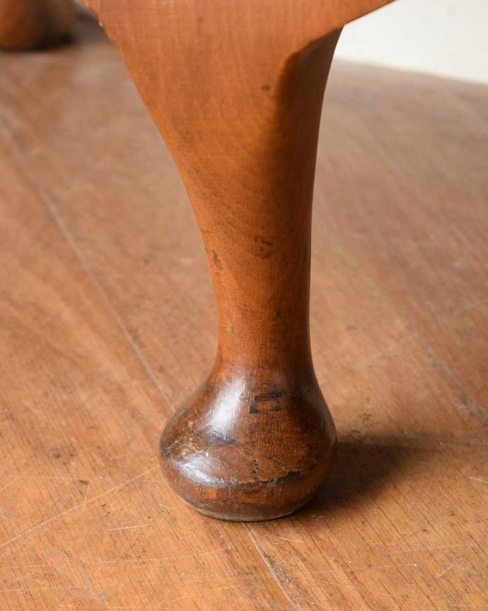 ビューロー　アンティーク家具　本棚とデスクが一つになったイギリスのアンティークサイドバイサイド。女性でも運べちゃう理由は･･･Handleのアンティークは、女性1人でも移動が出来るように、脚の裏にフェルトキーパーをお付けしています。(m-645-f)