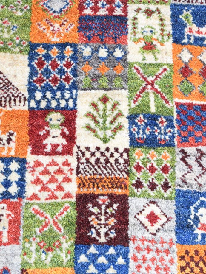 草木染の手織りの絨毯ギャッベ