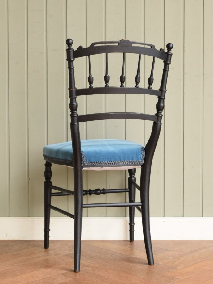 フランスアンティークの椅子の後ろ姿