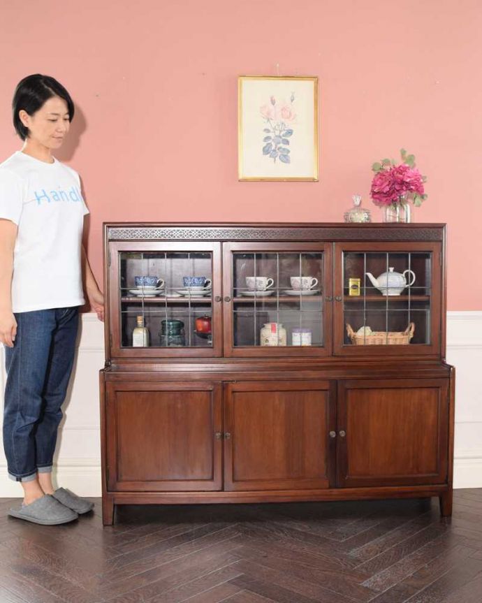 アンティークのキャビネット　アンティーク家具　重ねて積み上げるスタッキングブックケース、英国輸入のアンティークキャビネット 。ステンドグラスの扉が美しいキャビネット扉がステンドグラスになっているから、キャビネットとステンドグラスの両方を一気に手に入れることが出来ちゃうんです。(m-646-f)