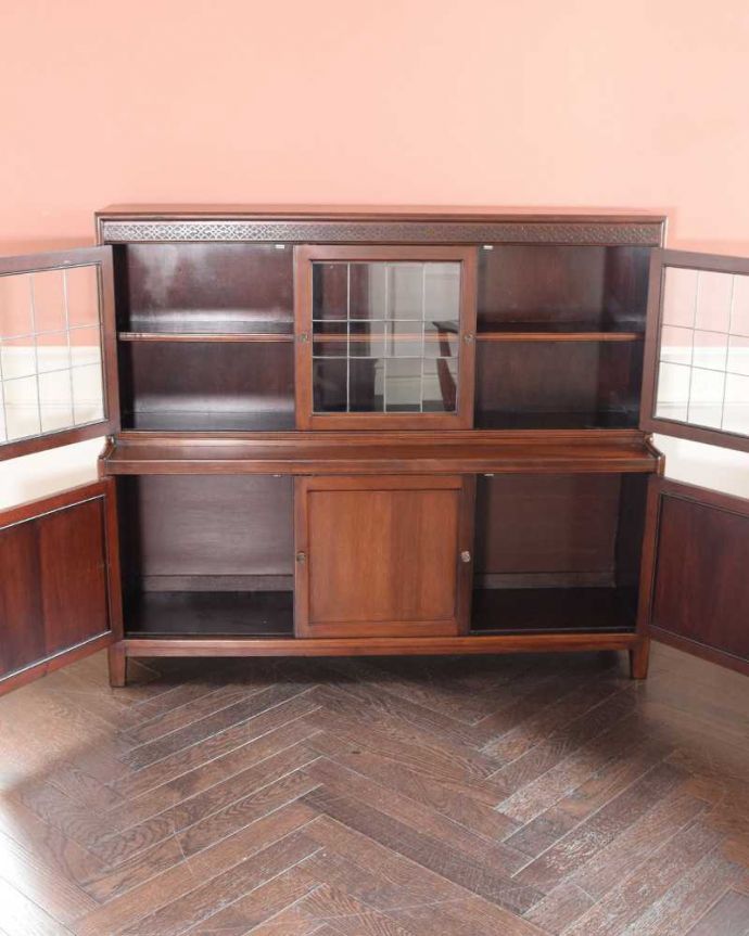 アンティークのキャビネット　アンティーク家具　重ねて積み上げるスタッキングブックケース、英国輸入のアンティークキャビネット 。扉を開けた内側はこんな感じですキャビネットの中も職人がしっかり修復したのでキレイです。(m-646-f)