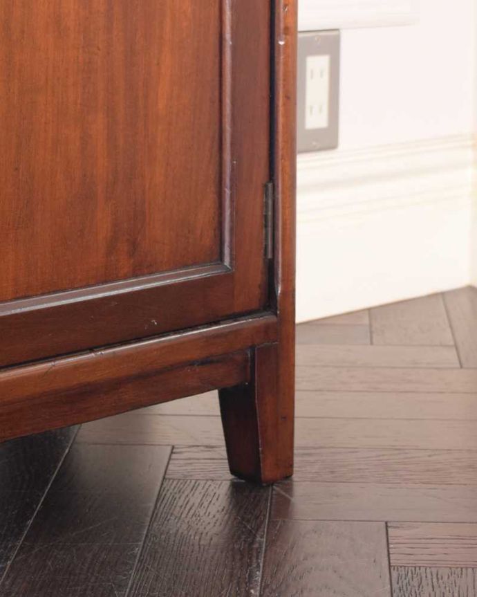 アンティークのキャビネット　アンティーク家具　重ねて積み上げるスタッキングブックケース、英国輸入のアンティークキャビネット 。女性１人でもラクに運べちゃうヒミツHandleのアンティークは、脚の裏にフェルトキーパーをお付けしているので、床を滑らせれば女性でも移動がカンタンに出来ます！ご安心下さい。(m-646-f)