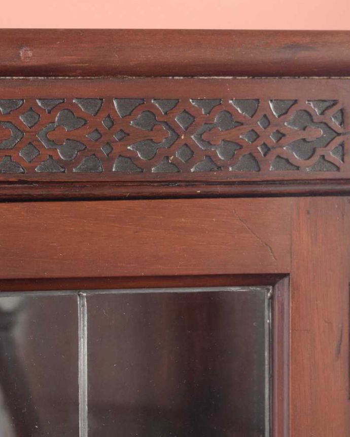 アンティークのキャビネット　アンティーク家具　重ねて積み上げるスタッキングブックケース、英国輸入のアンティークキャビネット 。ここの彫も最上級の美しさいろんな部分の美しさが重なり合って、最上級の美しさを醸し出してくれます。(m-646-f)