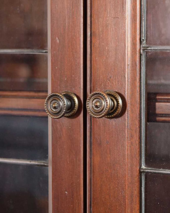 アンティークのキャビネット　アンティーク家具　重ねて積み上げるスタッキングブックケース、英国輸入のアンティークキャビネット 。開ける度にワクワク･･･取っ手もアンティーク家具らしいデザインです。(m-646-f)