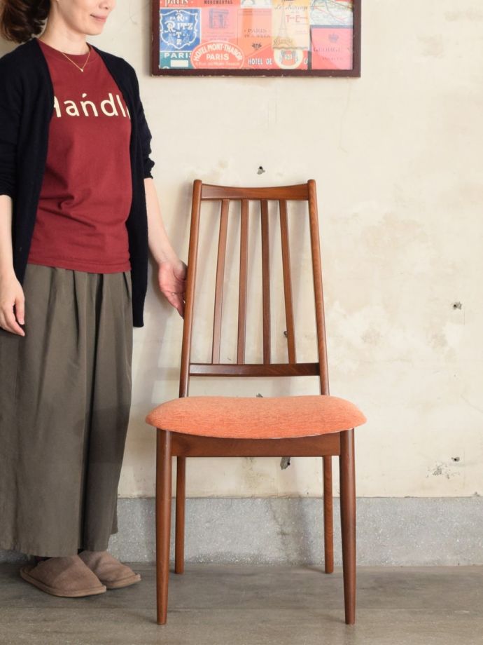 ダイニングチェア アンティークチェア・椅子 60s チェア スッキリとカッコいい北欧スタイルの椅子ミッドセンチュリーに作られた北欧デザインの椅子は新しさと懐かしさ、両方を感じさせてくれます。(m-647-c)