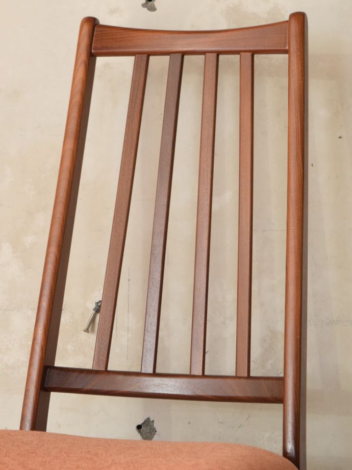 ダイニングチェア アンティークチェア・椅子 60s チェア 後からキュッと支えてくれる背もたれシンプルでスッキリとまとめられたヴィンテージチェア。(m-647-c)