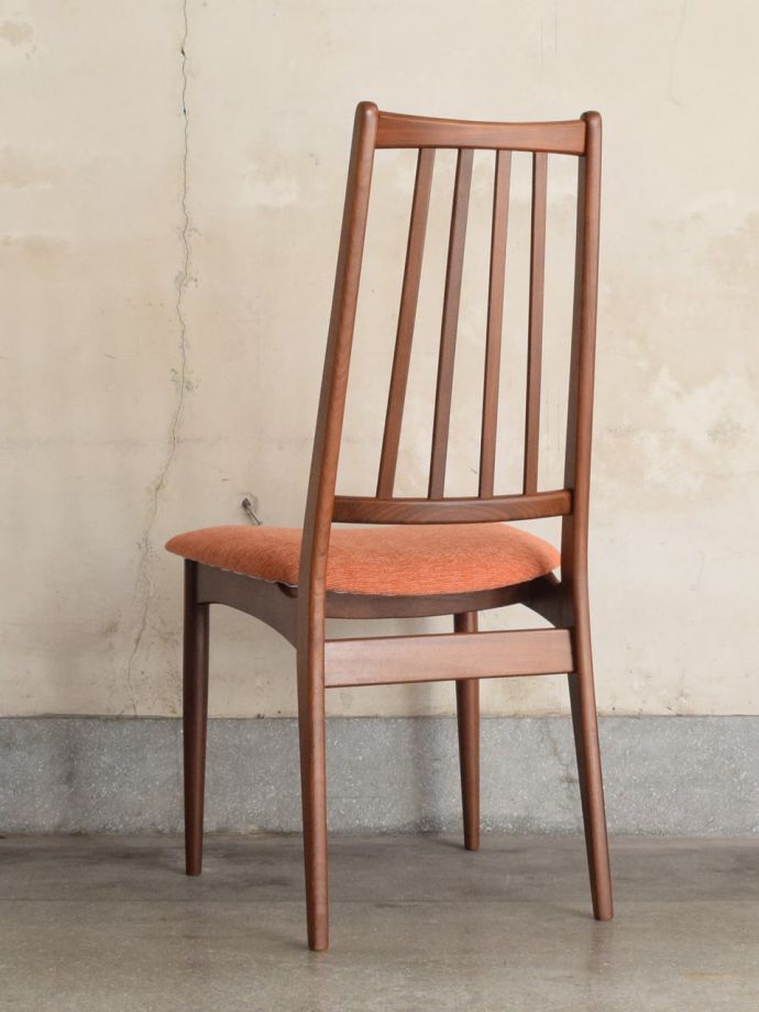 ダイニングチェア アンティークチェア・椅子 60s チェア 後ろ姿にも自信があります新品ではないので経年変化によるキズはありますが、専門の職人が目立たないようキレイにお直しをしているので、後姿までキレイです。(m-647-c)