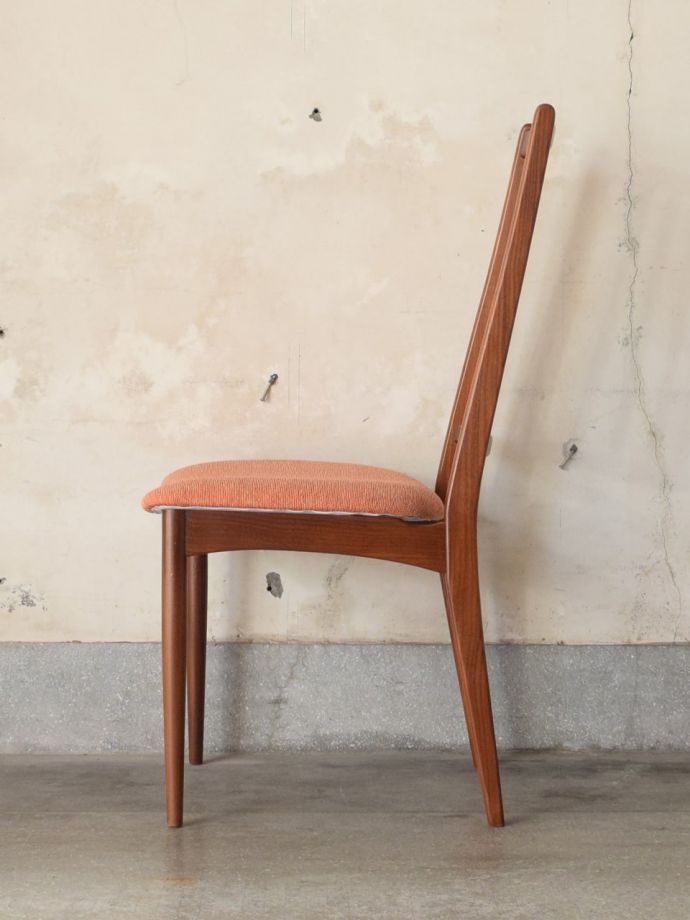 ダイニングチェア アンティークチェア・椅子 60s チェア 横から見てもスッキリとカッコイイヴィンテージチェアは、もちろん新品ではないので経年変化によるキズはありますが、キレイに修復したので安心して座って下さい。(m-647-c)