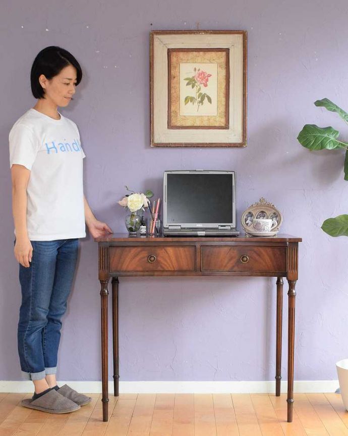 アンティークのデスク・書斎机 アンティーク家具 デスクに使えるアンティーク家具、引き出し付きのホールテーブル(デスク)。優雅な雰囲気に包まれるエレガントなデスク気品が漂う大人のためのアンティークデスクは、置いてあるだけで優雅な雰囲気です。(m-647-f)